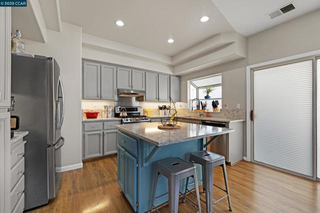967 Heather Ln, San Lorenzo CA: https://media.crmls.org/mediaz/4cfdba4a-d2af-42b7-a273-7f0314e9e2d2.jpg