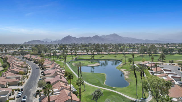 41531 Peach Tree Court, Palm Desert CA: https://media.crmls.org/mediaz/4cfe3747-b527-4bdf-a564-63ef40a3532e.jpg