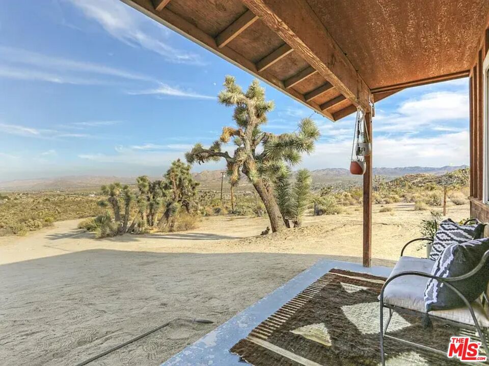 https://media.crmls.org/mediaz/4cfe76c4-ae83-4263-ba38-e45983d7e099.jpg?preset=X-Large
