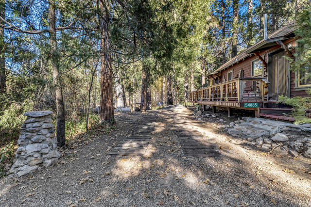 54865 Strong Dr, Idyllwild CA: https://media.crmls.org/mediaz/4cffd57c-586c-4d3a-8d79-00cfd6f65729.jpg