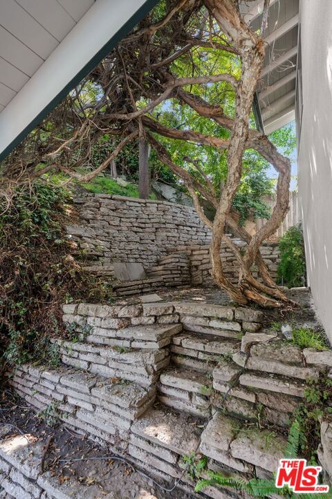 https://media.crmls.org/mediaz/4d004fb7-e409-4ba2-a1ce-48bc8fe9ff95.jpg?preset=X-Large