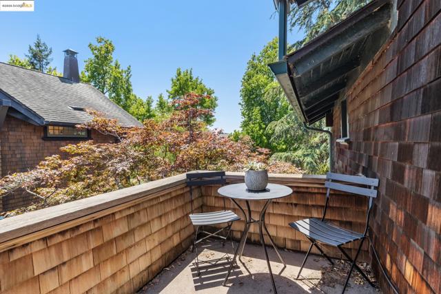 3019 Benvenue Ave, Berkeley CA: https://media.crmls.org/mediaz/4d020ee2-5c47-40a6-91b6-9b68eaaa2988.jpg