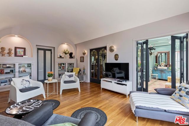 100 N Arden Boulevard, Los Angeles CA: https://media.crmls.org/mediaz/4d02559b-71f1-4f50-b606-8325667d4a17.jpg