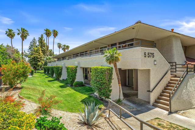 575 N Villa Court, Palm Springs CA: https://media.crmls.org/mediaz/4d025a81-49b0-40b6-8fb9-299739a6a896.jpg