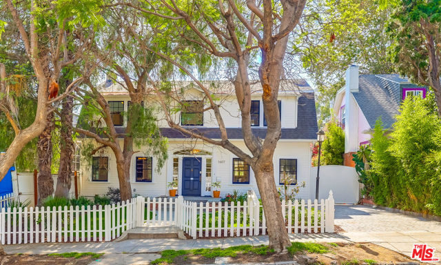 1607 N Vista Street, Los Angeles CA: https://media.crmls.org/mediaz/4d03101f-f12a-463c-98d7-0823f31b187e.jpg