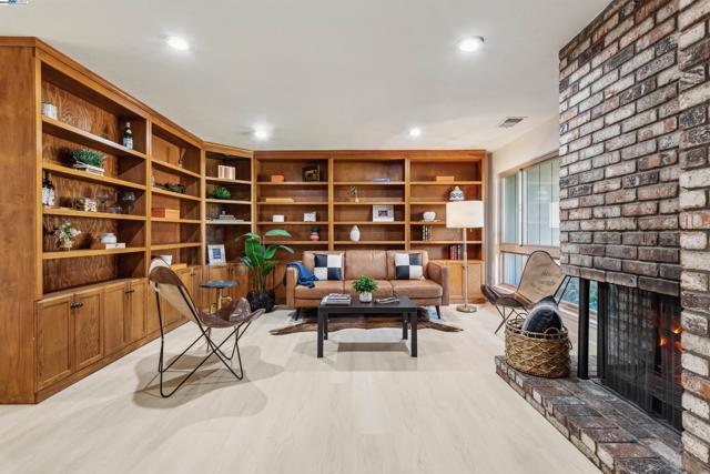 1026 Trellis Ln, Alameda CA: https://media.crmls.org/mediaz/4d032efc-05d0-4186-b58f-261e62bced9a.jpg