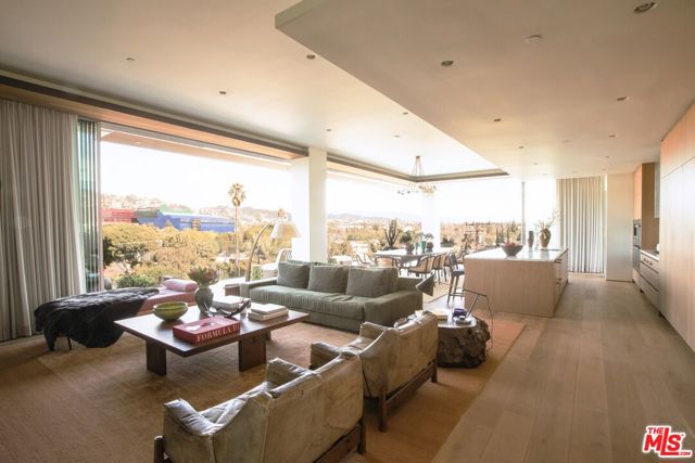 8899 Beverly Boulevard, Los Angeles CA: https://media.crmls.org/mediaz/4d03b602-1af3-466d-a3f7-ee9514d52202.jpg