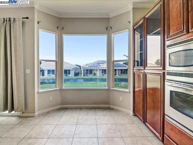 507 Arlington Dr, Rio Vista CA: https://media.crmls.org/mediaz/4d0473fb-5002-40fb-a7f5-1cfa9958cccd.jpg