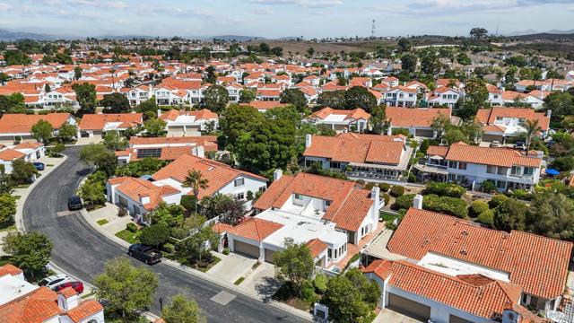 4946 Kalamis Way, Oceanside CA: https://media.crmls.org/mediaz/4d05a12a-1687-4d5c-b007-3d71b42b6a8b.jpg
