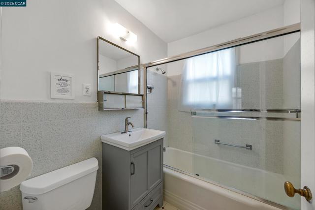 940 East St, Lafayette CA: https://media.crmls.org/mediaz/4d0641b4-b957-464d-80dc-4c8e10b05b0f.jpg