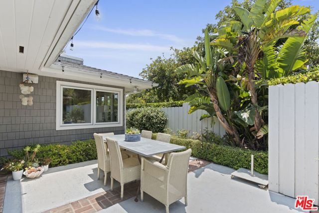 207 10th Street, Santa Monica CA: https://media.crmls.org/mediaz/4d0651d1-64ce-477a-9ff8-57fa6e2e82d8.jpg