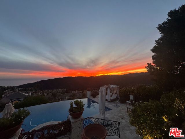 16864 Calle Bellevista, Pacific Palisades CA: https://media.crmls.org/mediaz/4d07323d-375f-40b2-819b-6f50f0665581.jpg
