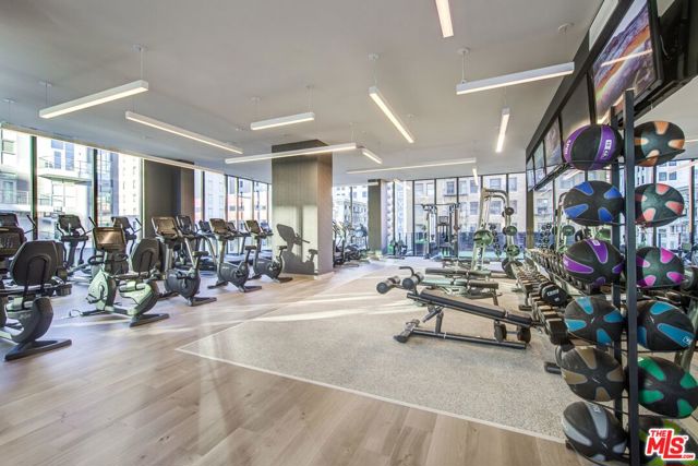 801 S OLIVE Street, Los Angeles CA: https://media.crmls.org/mediaz/4d0758ce-1967-45e3-a691-9c6f20232df1.jpg