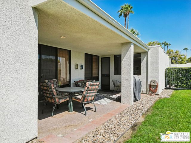 1445 Via Isla, Palm Springs CA: https://media.crmls.org/mediaz/4d0761ef-5ff9-4f5c-aa77-540b7cb2aa9a.jpg