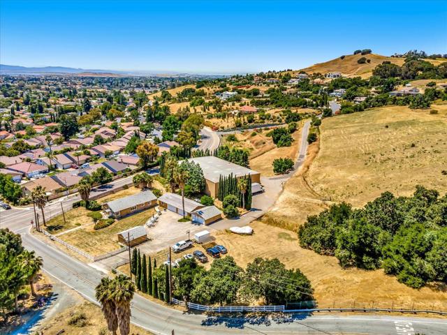 1995 Old Calaveras Road, Milpitas CA: https://media.crmls.org/mediaz/4d076357-1e07-4fb0-bad4-c22bffe1d9b1.jpg