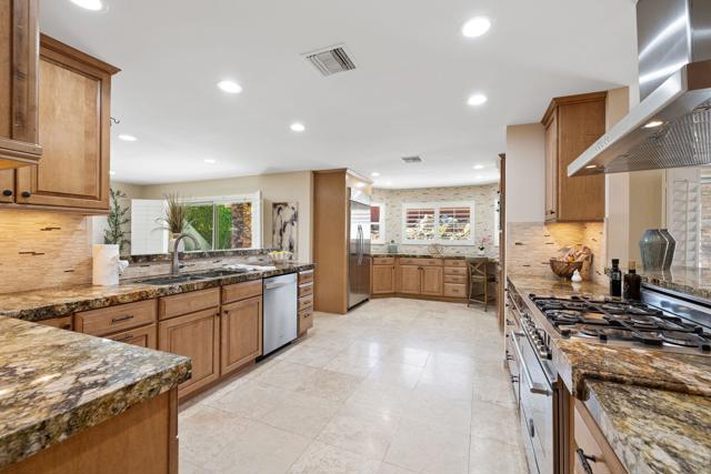 39165 Regency Way, Palm Desert CA: https://media.crmls.org/mediaz/4d07fde6-e264-4684-a9f8-1253f334682f.jpg