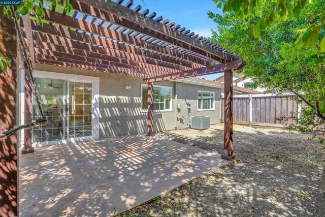 3253 Madrone St, Antioch CA: https://media.crmls.org/mediaz/4d08132c-1c4f-4af5-af62-9bc1e5ef309c.jpg