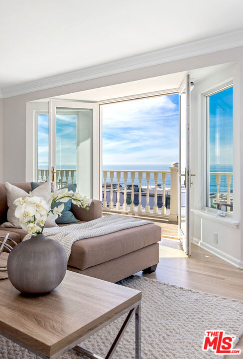 2407 Bayview Drive, Manhattan Beach CA: https://media.crmls.org/mediaz/4d088ee8-658b-4b74-affb-b45699211f08.jpg