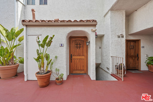 10926 Bluffside Drive, Studio City CA: https://media.crmls.org/mediaz/4d091a02-33b0-43bd-ab9d-845971449dbb.jpg