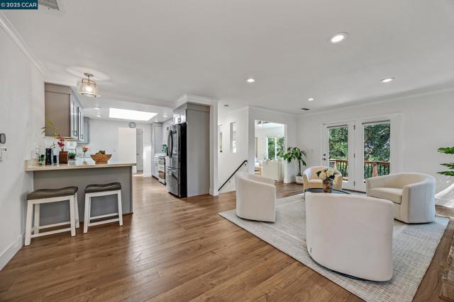 14 Saint Louis Ln, Pleasant Hill CA: https://media.crmls.org/mediaz/4d09472e-e07e-43a3-b71b-d3c362356968.jpg