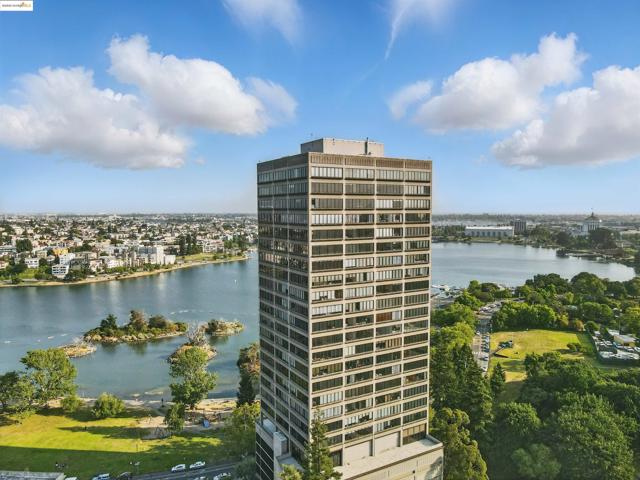 565 Bellevue Ave, Oakland CA: https://media.crmls.org/mediaz/4d09c5b8-4c2e-4372-b2bb-6b56e33a68a5.jpg
