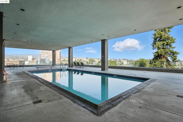 565 Bellevue Ave, Oakland CA: https://media.crmls.org/mediaz/4d0a05bf-c5aa-4740-90a9-39b1e22c39a8.jpg