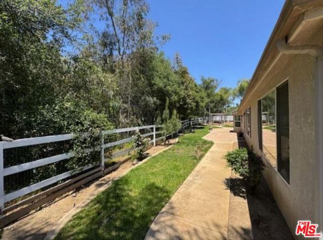 1808 Fallbrook Oaks Court, Fallbrook CA: https://media.crmls.org/mediaz/4d0a2884-b716-4eb1-80d0-5884cb82a36c.jpg