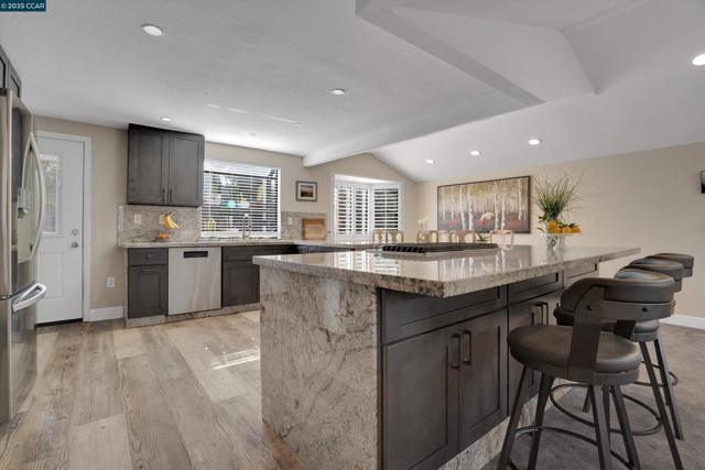 1274 Maywood Ln, Martinez CA: https://media.crmls.org/mediaz/4d0aa844-175e-4320-8849-da568b16a4cb.jpg