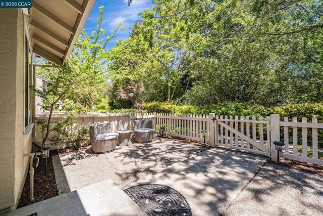 7464 Oxford Cir, Dublin CA: https://media.crmls.org/mediaz/4d0aaed7-9d40-4dda-9429-29a0e8e791bf.jpg
