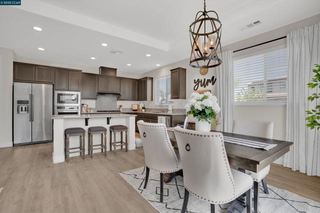 901 Goldfinch Cir, Vacaville CA: https://media.crmls.org/mediaz/4d0b1830-734e-4139-9b87-9c6affb03d5c.jpg