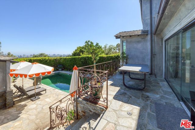 1300 Summitridge Drive, Beverly Hills CA: https://media.crmls.org/mediaz/4d0bf130-c6b4-43e8-a4af-8b0349efb650.jpg