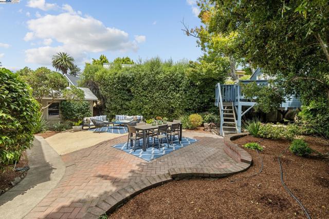 6040 LAWTON AVENUE, Oakland CA: https://media.crmls.org/mediaz/4d0c433a-bd49-4e85-8878-eff31e1493a2.jpg