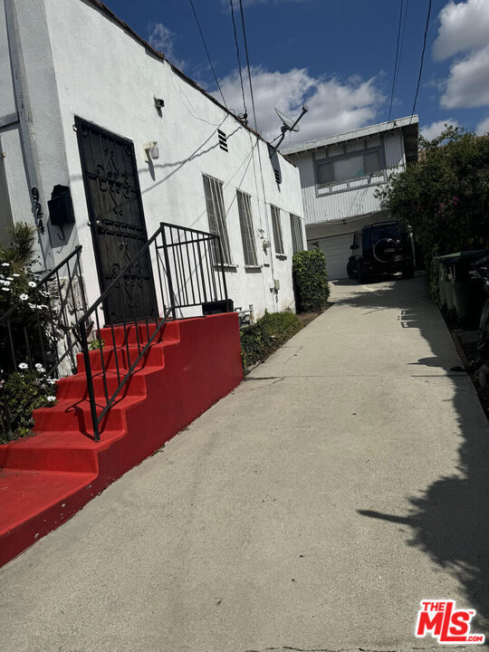 924 N Chester Avenue, Inglewood CA: https://media.crmls.org/mediaz/4d0c6486-add3-44d0-9ca2-1b75e7ffff5a.jpg
