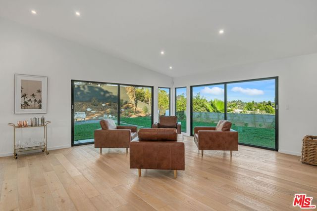 8400 Edwin Drive, Los Angeles CA: https://media.crmls.org/mediaz/4d0d3c28-d2ce-4343-b967-ed62e6ccc18f.jpg