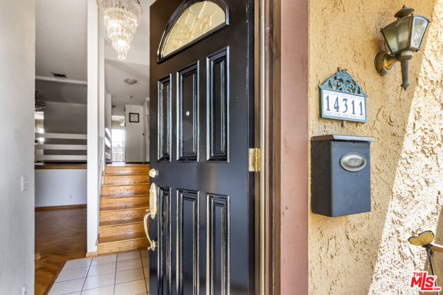 14311 Hartsook Street, Sherman Oaks CA: https://media.crmls.org/mediaz/4d0d876f-5e32-4611-a669-711d539a087b.jpg