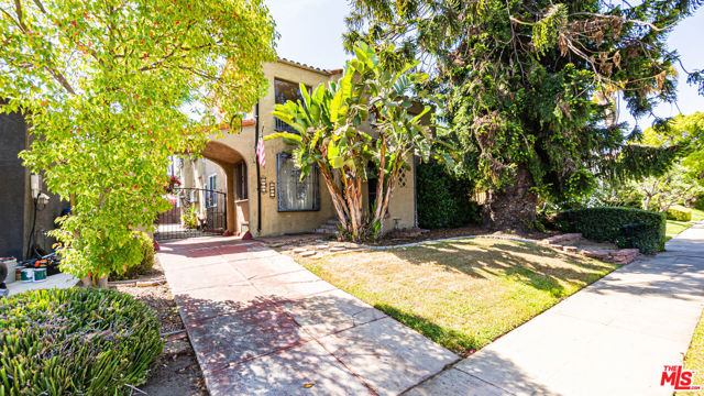 1277 S Orange Drive, Los Angeles CA: https://media.crmls.org/mediaz/4d0e5519-8450-4021-a476-0a4067818ab3.jpg