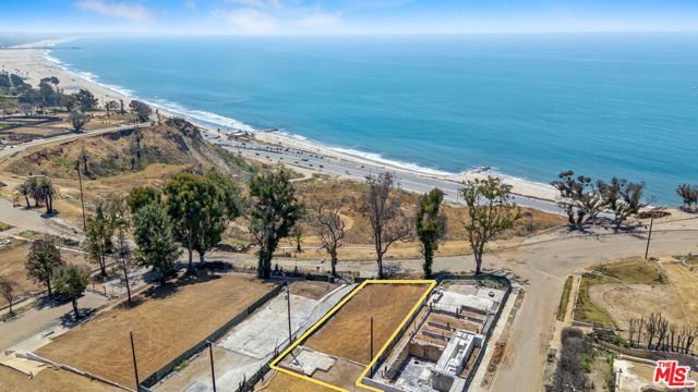 15419 Via De Las Olas, Pacific Palisades CA: https://media.crmls.org/mediaz/4d0e9823-00cc-47e5-8c1e-93b97b772918.jpg