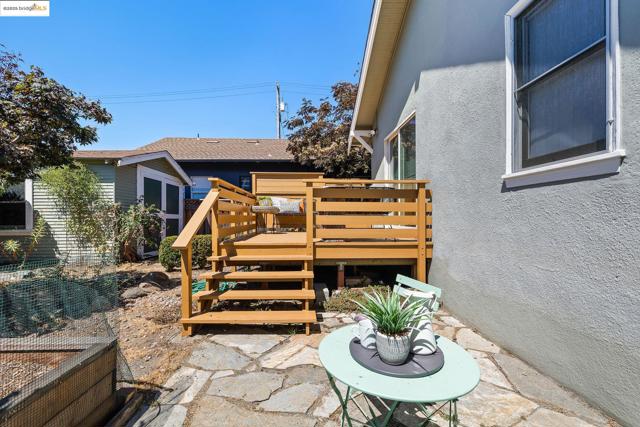 393 43Rd St, Oakland CA: https://media.crmls.org/mediaz/4d0eb2bb-5d95-413a-b7a8-c584b0b03356.jpg