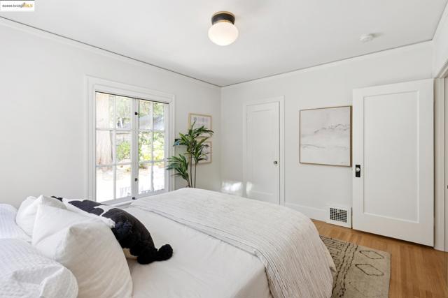 924 Trestle Glen Rd, Oakland CA: https://media.crmls.org/mediaz/4d0ec0dd-1cb0-423e-9b39-859e591ad622.jpg