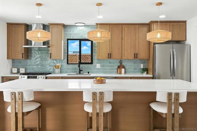 2736 Burgener Blvd, San Diego CA: https://media.crmls.org/mediaz/4d0f11ea-81e7-4910-9e1c-df63827dd768.jpg