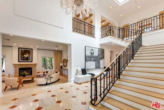 812 N Bedford Drive, Beverly Hills CA: https://media.crmls.org/mediaz/4d0feabd-876e-437c-af72-e2c336993672.jpg