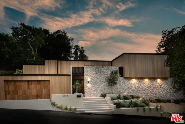 3977 Oeste Avenue, Studio City CA: https://media.crmls.org/mediaz/4d0ff0cc-37d9-4aca-9ce4-5a3ba9ad7986.jpg