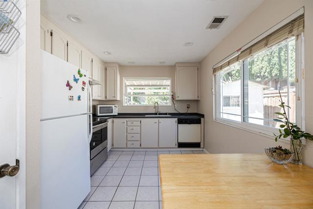 477 Clifford Ct, Bay Point CA: https://media.crmls.org/mediaz/4d10d849-cad8-438e-97f9-3e45d50f145d.jpg
