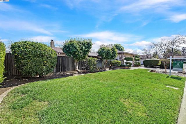 576 Emerald St, Livermore CA: https://media.crmls.org/mediaz/4d10eec3-afc0-46dc-8746-9067fb8941ce.jpg