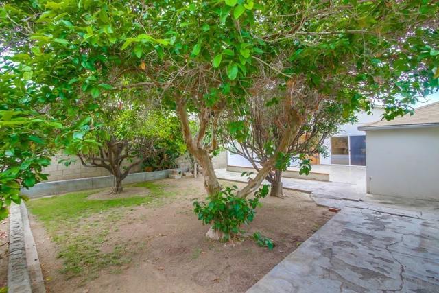 1354 Chalcedony St, San Diego CA: https://media.crmls.org/mediaz/4d1201be-251d-4440-84e4-043083de6429.jpg
