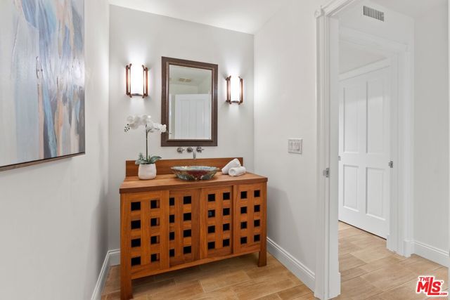 2596 Wallingford Drive, Beverly Hills CA: https://media.crmls.org/mediaz/4d124347-173a-462e-a66d-7b3396ef465c.jpg