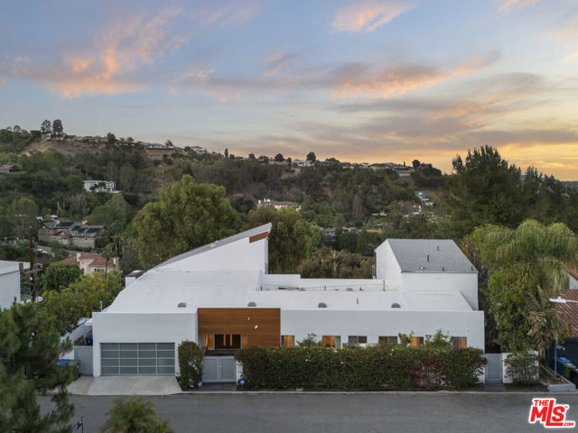 2600 Carman Crest Drive, Los Angeles CA: https://media.crmls.org/mediaz/4d13e8f7-c6ad-45bd-9b0a-112cc91d0be8.jpg
