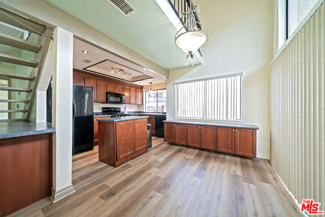 18433 Hatteras Street, Tarzana CA: https://media.crmls.org/mediaz/4d14763e-fe3e-417a-bb8f-38fd7f4e4cb9.jpg