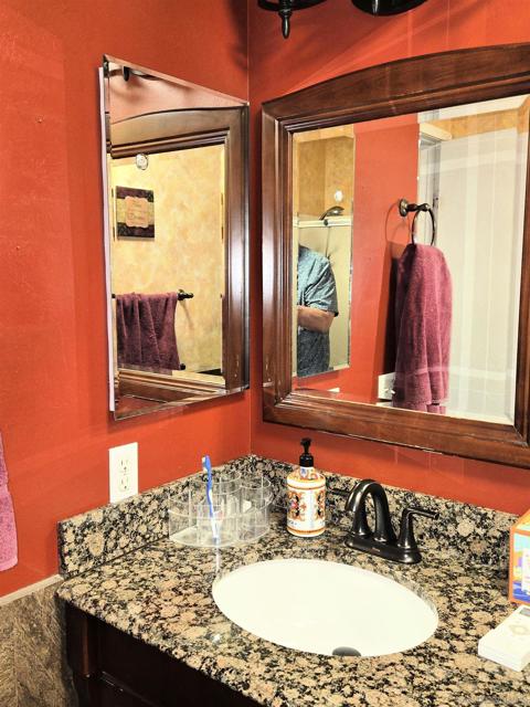 1552 Merlot Ct, Vista CA: https://media.crmls.org/mediaz/4d14b3a7-5ed5-4484-84d8-487ee968f0d7.jpg