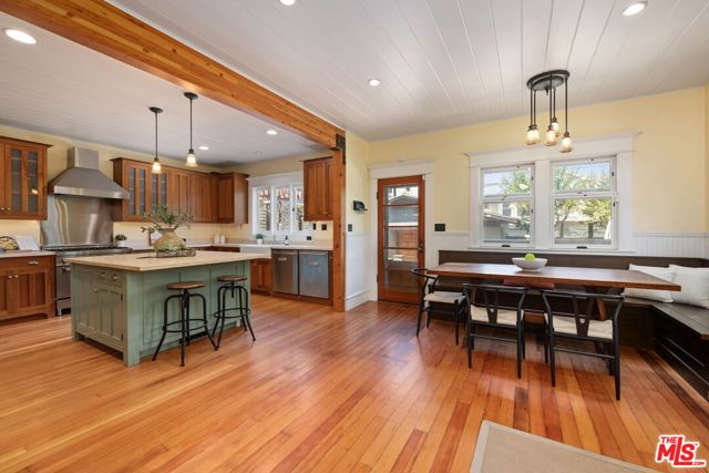 21 Park Avenue, Venice CA: https://media.crmls.org/mediaz/4d167094-7a15-4c28-a44e-c896f1103115.jpg
